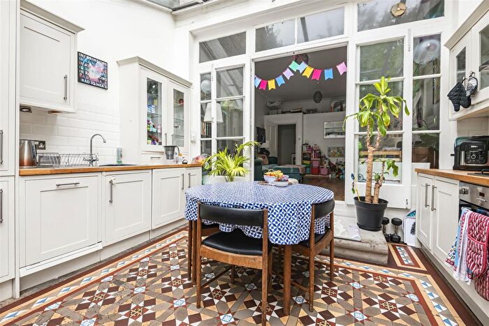 3 Bedroom Flat For Sale In Blake Hall Road, Wanstead, E11