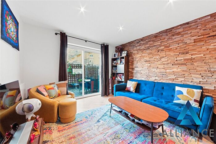 1 Bedroom Flat For Sale In Narrow Street, Limehouse, London, Uk, E14