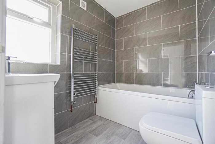 3 Bedroom End Of Terrace House For Sale In Oak Street, Hollingwood, Chesterfield, S43