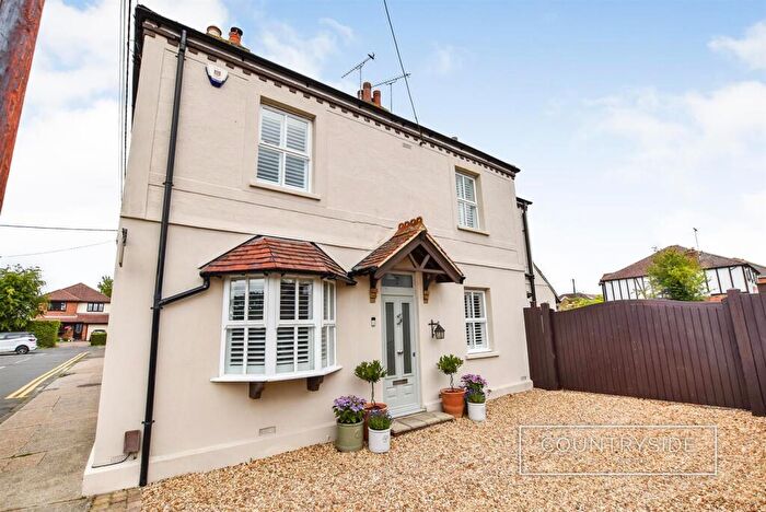 2 Bedroom Semi-Detached House For Sale In Villa Road, Benfleet, SS7