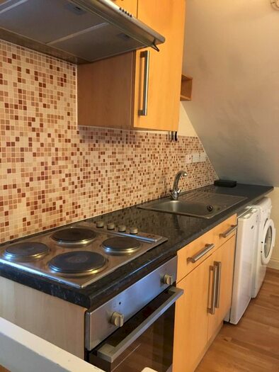 Studio To Rent In Yew Grove, London, NW2