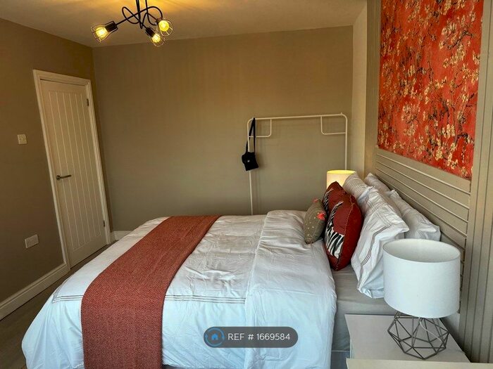 3 Bedroom Semi-Detached House To Rent In Rangoon Road, Solihull, B92