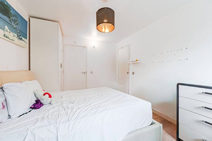 2 Bedroom Flat To Rent In Holly Court, Greenwich Millennium Village, London, SE10