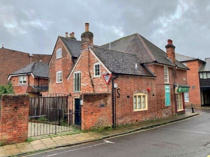 2 Bedroom Flat To Rent In Church Street, Romsey, Hampshire, SO51