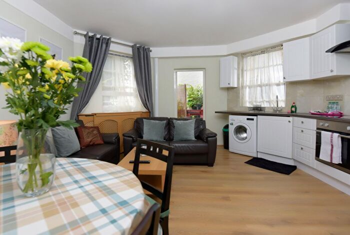 1 Bedroom Flat For Sale In Gloucester Gardens, London, W2