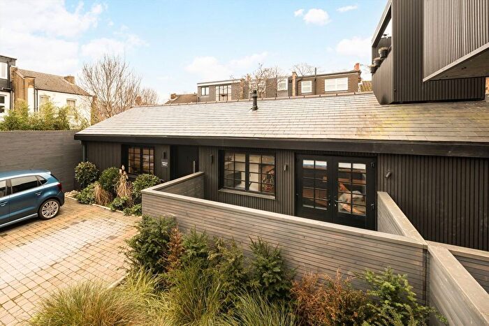 2 Bedroom Flat For Sale In Caxton Road, London, SW19