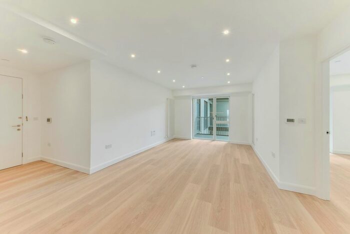 3 Bedroom Flat To Rent In Botanist House, Royal Victoria, London, E16