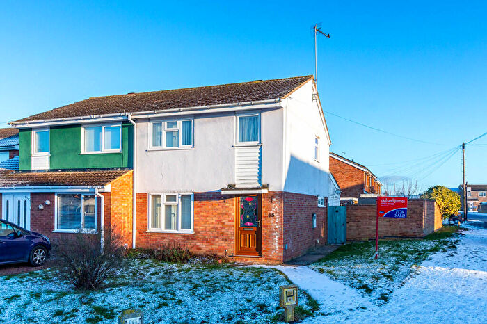 3 Bedroom Semi-Detached House For Sale In Ashby Drive, Rushden, NN10