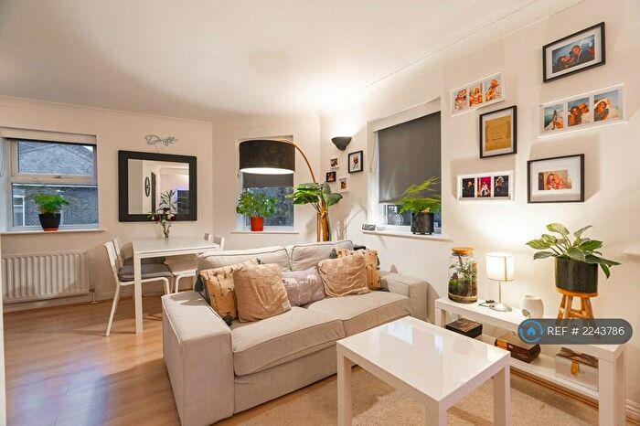 2 Bedroom Flat To Rent In Hertford Court, London, SW11