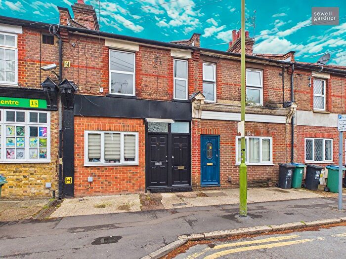 2 Bedroom Maisonette For Sale In Harwoods Road, Watford, WD18