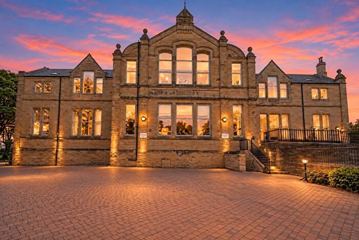 1 Bedroom Apartment For Sale In Chrisharben Court, Green End, Clayton, Bradford, BD14