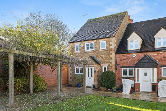 2 Bedroom Detached House For Sale In Highlands, Lower Tadmarton, OX15