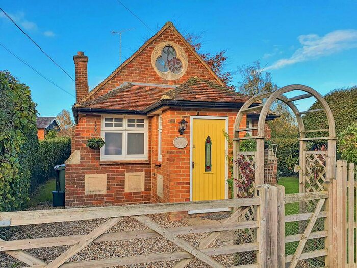 1 Bedroom Cottage For Sale In Russells Water, Henley-on-Thames, RG9