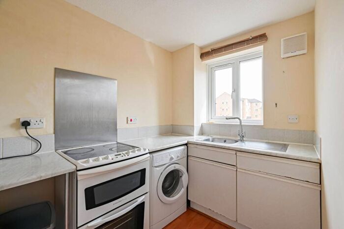 1 Bedroom Flat To Rent In Ringwood Gardens, Canary Wharf, London, E14