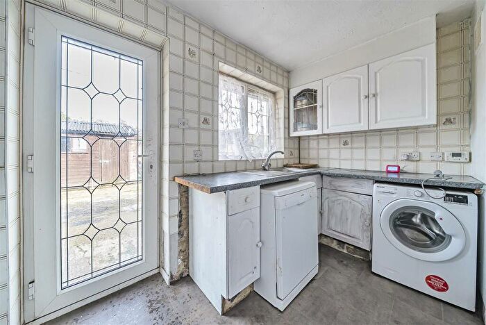 2 Bedroom Detached Bungalow For Sale In Cranford Park Drive, Yateley, Hampshire, GU46