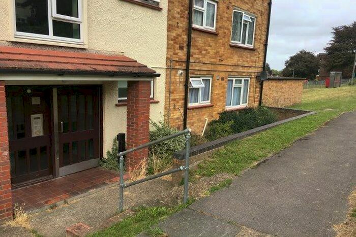 2 Bedroom Flat To Rent In Mercury Close, Rochester, ME1