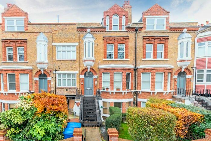 2 Bedroom Flat To Rent In The Gardens, London, SE22