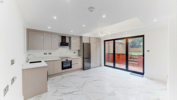 2 Bedroom Flat To Rent In Stanlake Road, Shepherd's Bush, London, W12