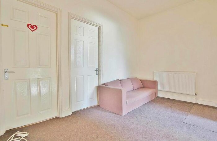 2 Bedroom Flat To Rent In London Road, Isleworth, TW7
