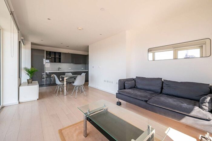 2 Bedroom Flat To Rent In Glasshouse Gardens, Stratford, London, E20