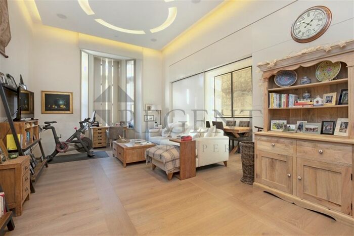 3 Bedroom Flat To Rent In Pearson Square, Fitzrovia, W1T