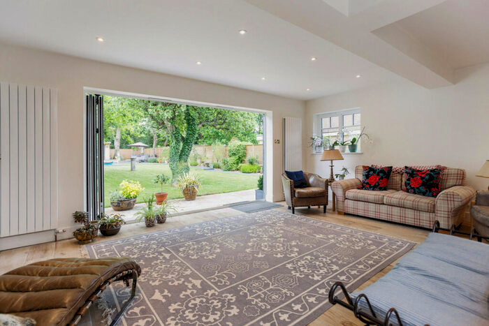 5 Bedroom Detached House For Sale In New Park Road Cranleigh, Surrey, GU6