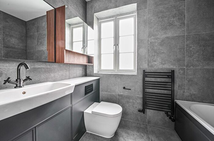2 Bedroom Flat For Sale In Daffodil Crescent, Barnet, EN4