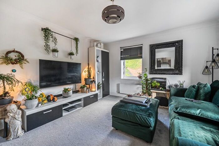 1 Bedroom Flat For Sale In Whitehill Place, Virginia Water, Surrey, GU25