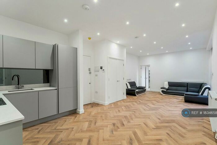 2 Bedroom Flat To Rent In High Street Wanstead, London, E11