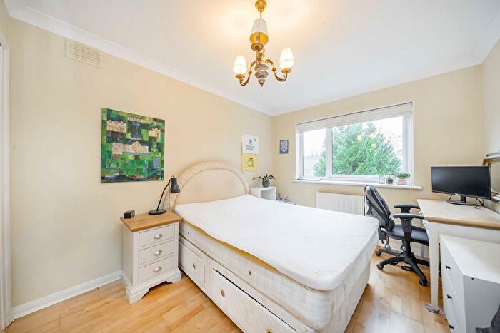 2 Bedroom Flat For Sale In Upper Richmond Road, London, SW15