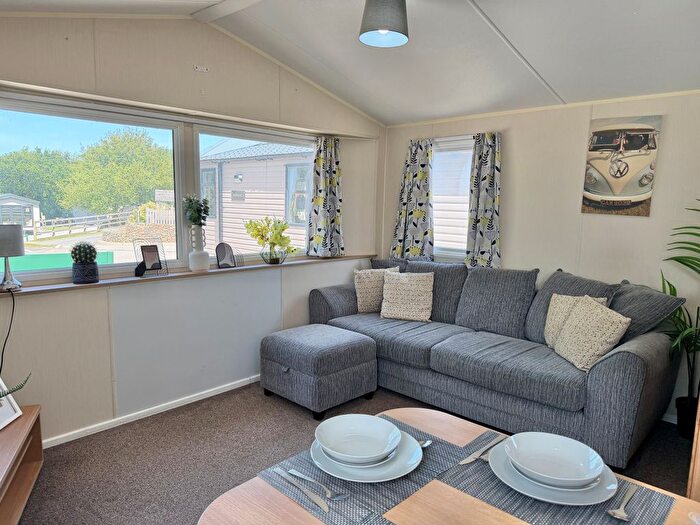 3 Bedroom Park Home For Sale In Hedley Wood Holiday Park, Holsworthy Bude, EX22
