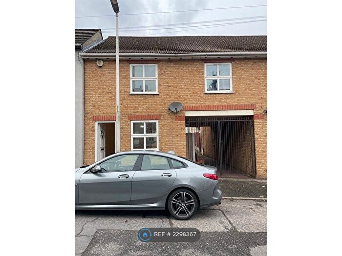 3 Bedroom Terraced House To Rent In Castle Road, Chatham, ME4