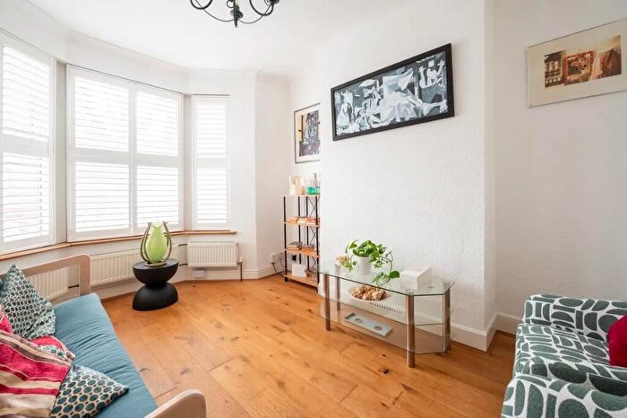 2 Bedroom Flat For Sale In Warren Road, London, E10