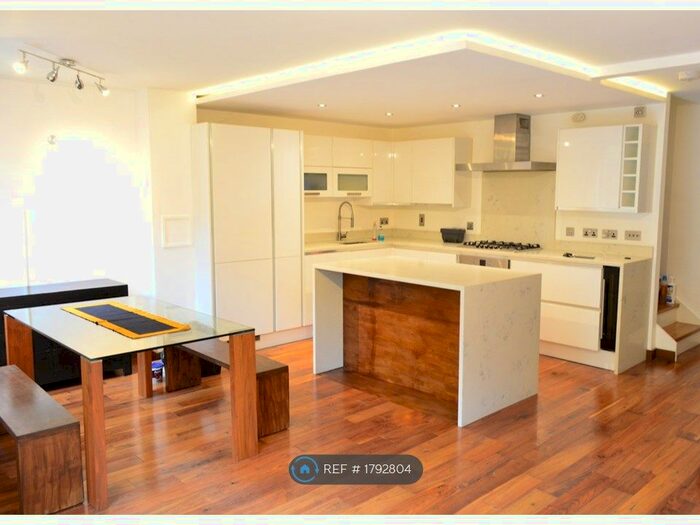 3 Bedroom Flat To Rent In Leeward Court, London, E1W