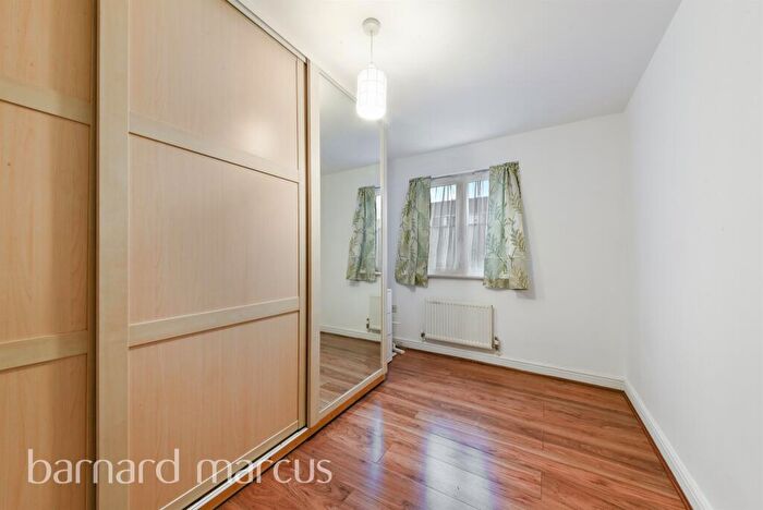 2 Bedroom Flat For Sale In Chestnut Grove, London, SE20