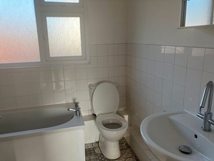 2 Bedroom Flat To Rent In Regal Parade, Leeds, LS15