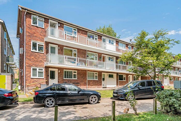 2 Bedroom Flat For Sale In The Ridgeway, St Albans, AL4