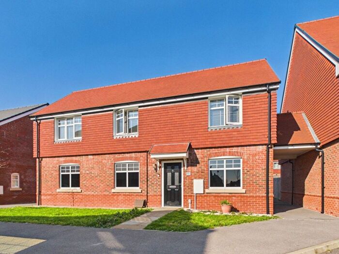 2 Bedroom Maisonette For Sale In Petunia Vale, Worthing, BN13