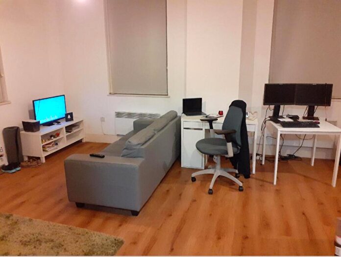 Flat To Rent In Town Hall, Bexley Square, Salford, Manchester, M3