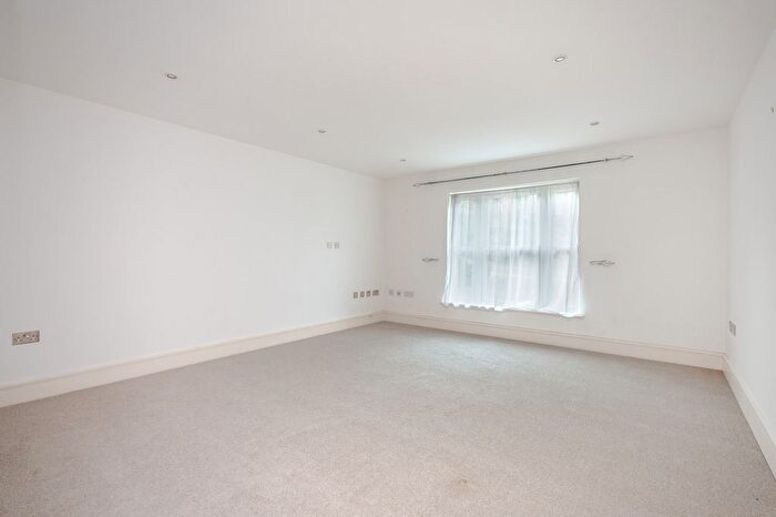 2 Bedroom Flat To Rent In Albury Road, Guildford, Surrey, GU1