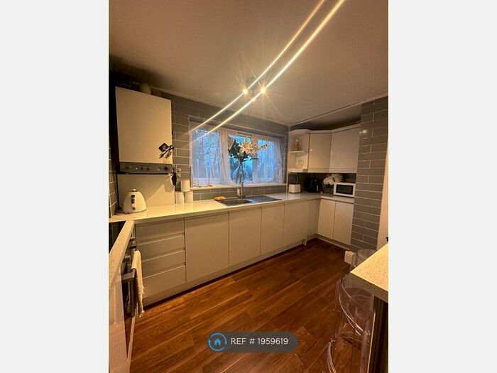 2 Bedroom Flat To Rent In Green Lane, Chessington, KT9