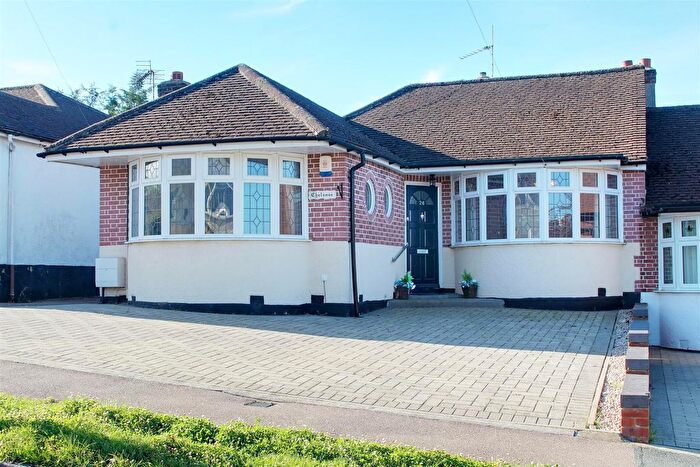 3 Bedroom Semi-detached Bungalow For Sale In Sunnybank Road, Potters Bar, EN6