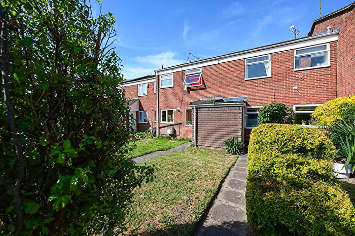 3 Bedroom Terraced House For Sale In Pinewood Park, Farnborough, GU14
