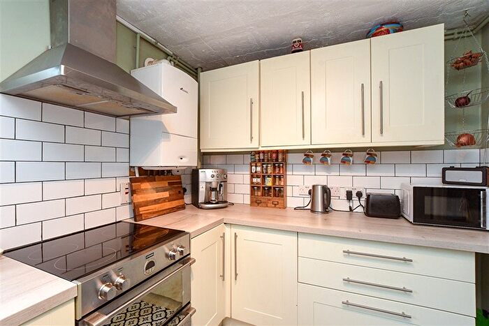 2 Bedroom Flat For Sale In Court Lodge Road, Horley, Surrey, RH6