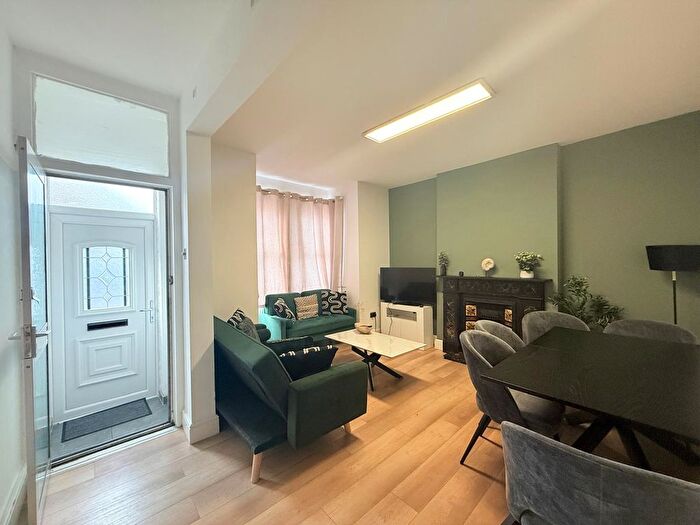 4 Bedroom Semi-Detached House To Rent In Vicarage Farm Road, Hounslow, TW3
