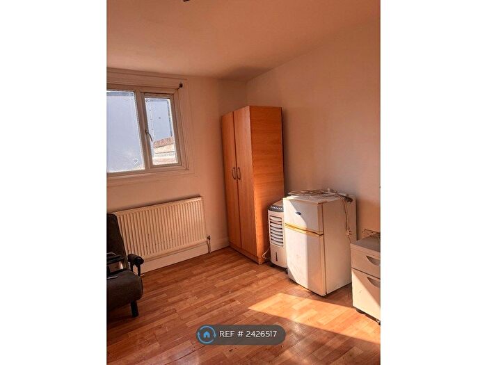 Studio To Rent In High Street, Barnet, EN5