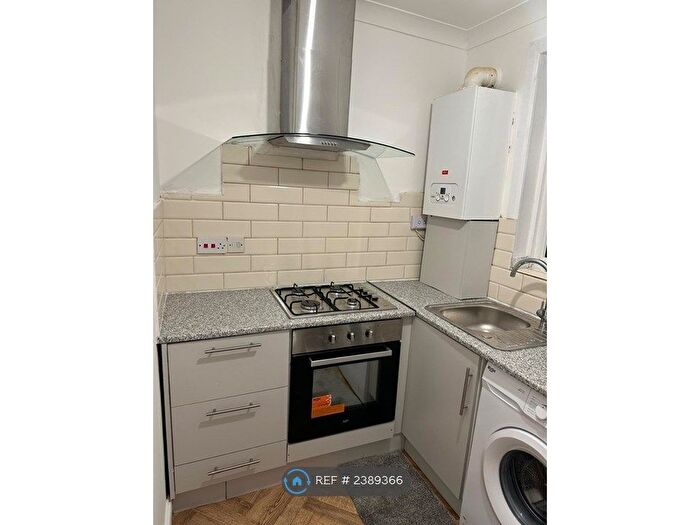 3 Bedroom Flat To Rent In Melford Road, London, IG1