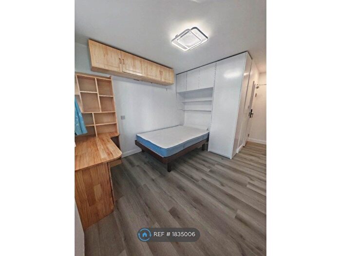 Studio To Rent In Swedenborg Gardens, London, E1