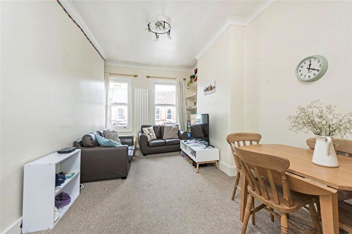 3 Bedroom Flat To Rent In Tremadoc Road, Clapham, London, SW4
