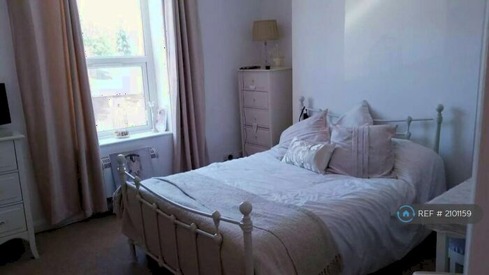 1 Bedroom Flat To Rent In Cotmandene, Dorking, RH4